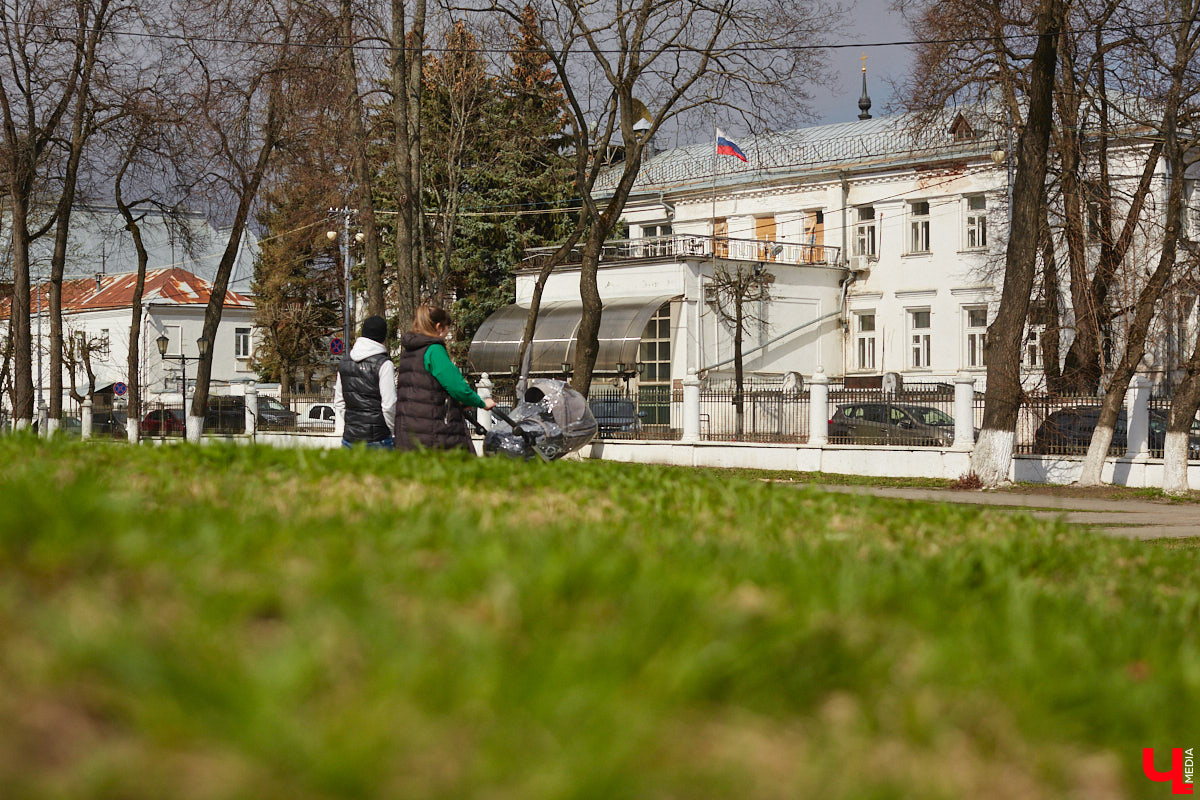 В первой половине XIX века Владимир развивался на основе первого регулярного плана застройки, утверждённого Екатериной II в 1781 году. На смену стихийно сложившейся, хаотичной постройке и кривым улочкам должна была прийти упорядоченная сеть городских кварталов с геометрически чёткой планировкой. На центральной улице стали появляться кирпичные купеческие дома, возводились новые общественные здания в стилистике зрелого классицизма, перестраивались старые. Ведущую роль в этом играл губернский архитектор Алексей Вершинский.